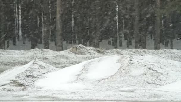 Carros dirigindo na estrada suburbana no dia de inverno nevado — Vídeo de Stock