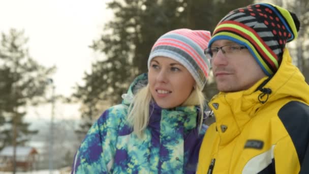 Junges Paar sucht an einem Wintertag irgendwo — Stockvideo