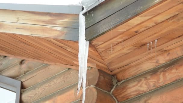 Eiszapfen auf Holzhaus schmelzen — Stockvideo