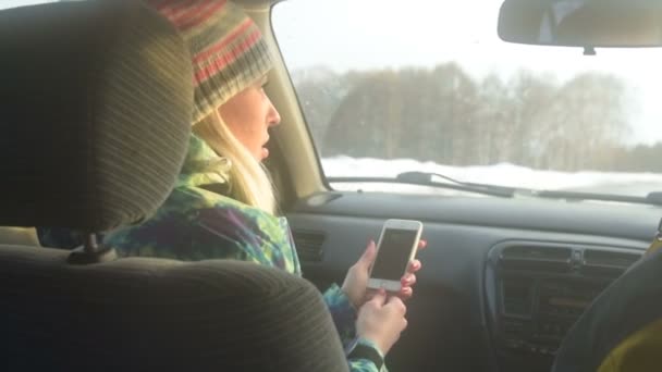 Menina carregando e usando celular no carro — Vídeo de Stock