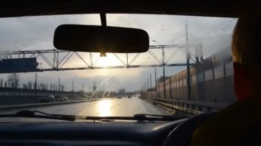 Gün batımında şehirde sürüş