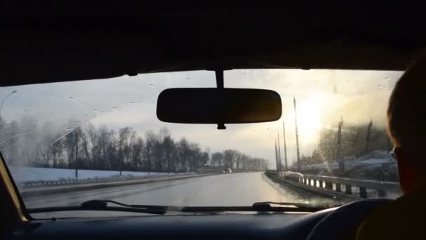 Autofahren in der Stadt bei Sonnenuntergang — Stockvideo