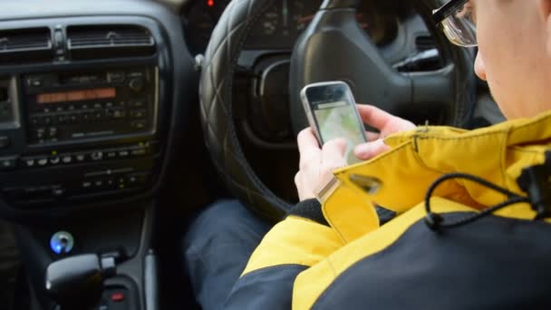 Cep telefonu kullaranarak online harita yolda arama sürücüsü — Stok video