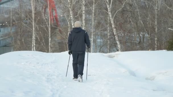 Caminhada nórdica na cidade de inverno — Vídeo de Stock