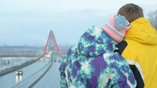 Paar omarmen en kijken naar stad — Stockvideo