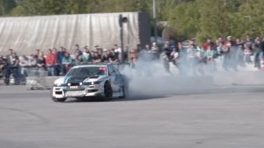 Car drifting and making spins