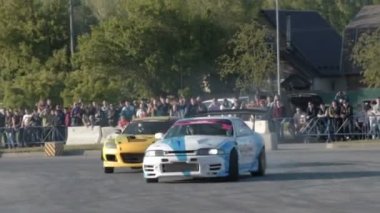 Yarışma sırasında sürüklenen iki spor araba