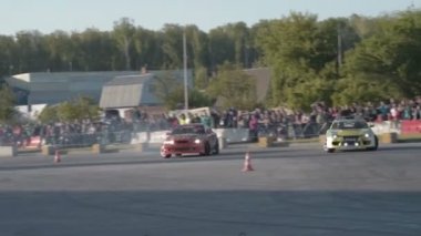 Sürüklenme de yarışan araba pilotları