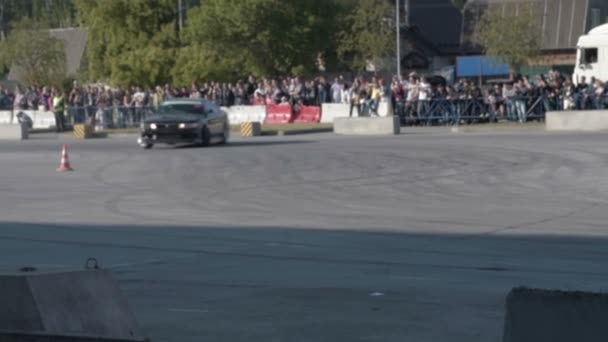 Twee sportwagens drifting — Stockvideo