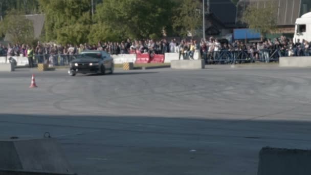 Zwei Autos bei Drift Challenge — Stockvideo