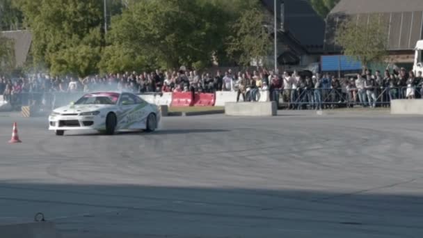 Dos coches compitiendo en la deriva — Vídeo de stock