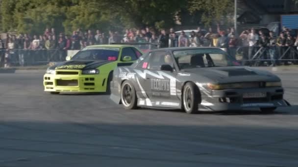Twee sportwagens op drifting competitie — Stockvideo