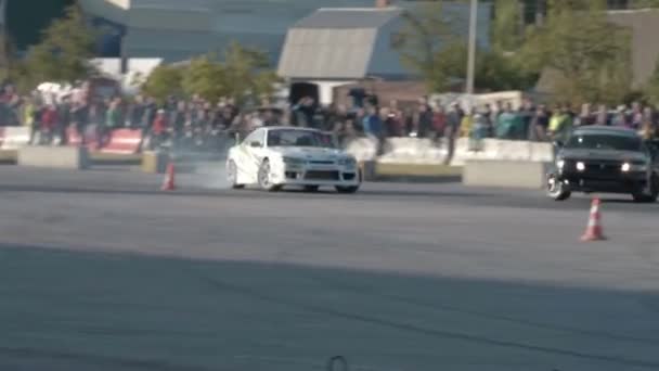 Sportbilar tävlar i drifting — Stockvideo