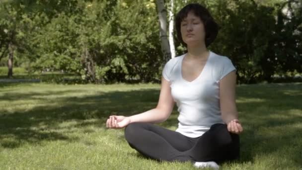 Mujer relajante en pose de loto de yoga — Vídeos de Stock