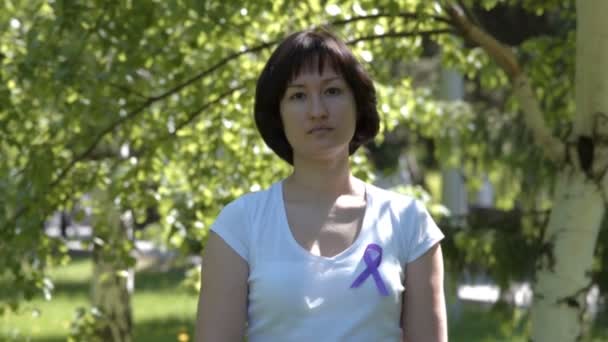 Молодая женщина с фиолетовой лентой осознания — стоковое видео