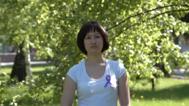 女孩穿着紫色意识丝带 — 图库视频影像