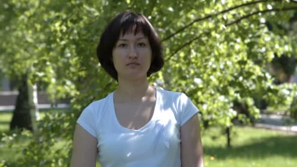 Young woman with grey awareness ribbon — Stockvideo