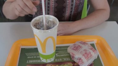 Soda ve Mcdonalds kafede hamburger yemek