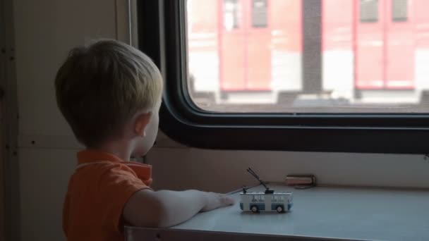 Boy looking out the train window — Stock Video