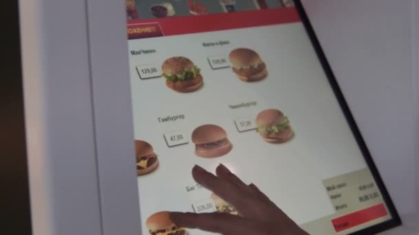 Menina comprando fast food na máquina de auto-serviço — Vídeo de Stock
