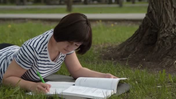 Ragazza che studia all'aperto . — Video Stock