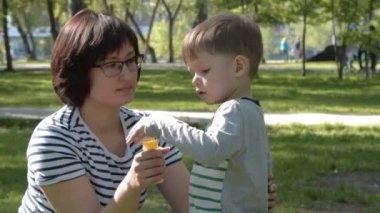 Anne ve oğlu kabarcıklar açık üfleme