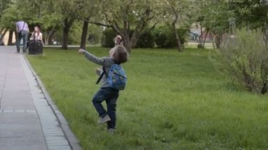 Parkta sabun köpüğü ile çalışan çocuk