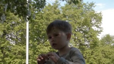 Elma ağacı çiçek çocuk