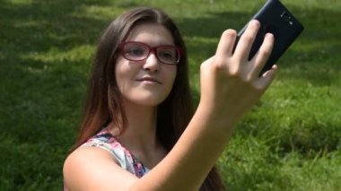 Selfie fotoğraf yapma ve mobil açık kullanarak kız