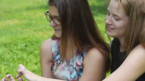 Deux filles adolescents avec téléphone portable en plein air — Video