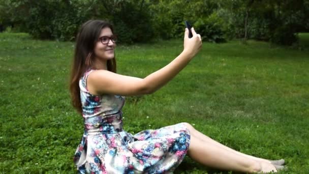 Menina adolescente fazendo selfie celular no parque — Vídeo de Stock
