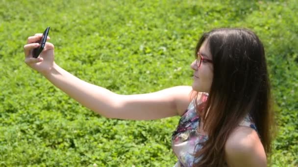 Adolescente posando para selfie móvel no parque — Vídeo de Stock