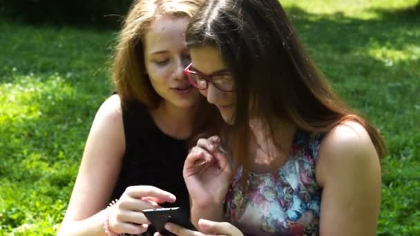 Teenager girls using mobile outdoor — Stock Video