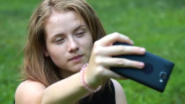 Tini lány, hogy selfie a mobil