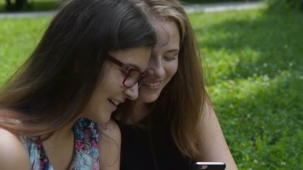 Meninas adolescentes se divertindo com celular ao ar livre — Vídeo de Stock