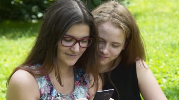 Alegre adolescente niñas con teléfono celular al aire libre — Vídeos de Stock