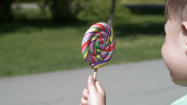 Çocuk ve lolipop açık