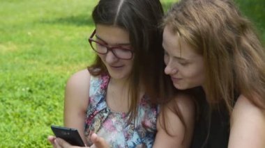 Cep telefonu ile boş zaman harcama kızlar