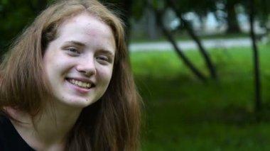 Genç kız lekeler ile gülüyor