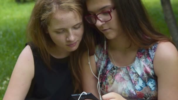 Chicas pasar tiempo con el teléfono móvil al aire libre — Vídeos de Stock