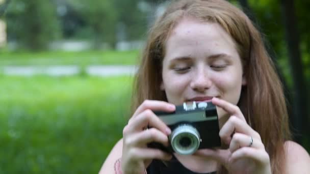 Adolescente chica con cámara retro — Vídeo de stock