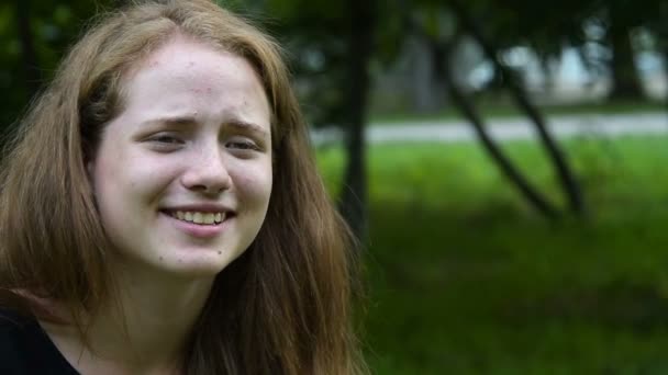 Sorrindo menina adolescente com câmera retro — Vídeo de Stock