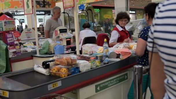 Gente en el cajero automático en el supermercado Auchan — Vídeo de stock