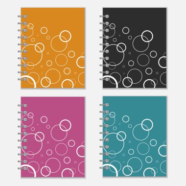 Dört renkli defter kapakları beyaz daireler ile kümesi