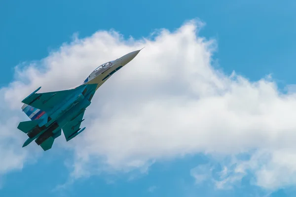 푸른 하늘에 전투기 — 스톡 사진