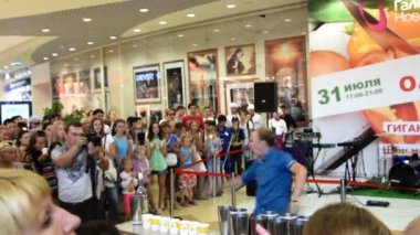 Barman gıda gösterisi sırasında performans