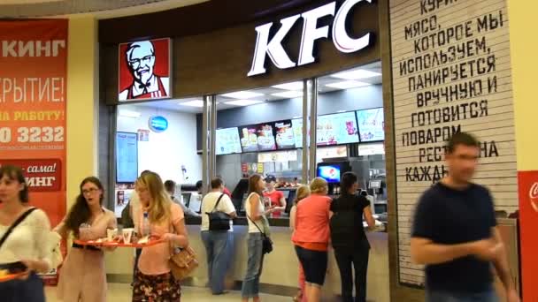 Mensen die eten kopen in KFC — Stockvideo