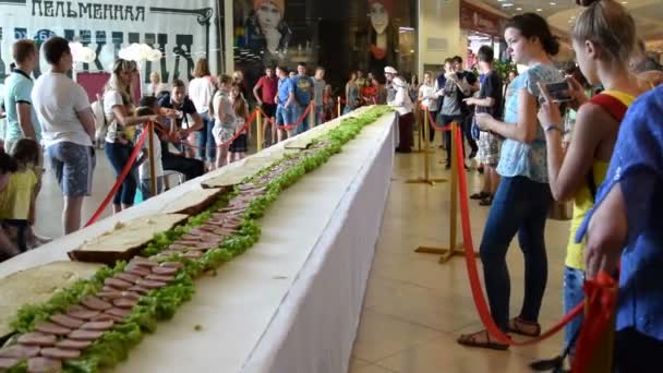 Haciendo sándwich gigante — Vídeos de Stock