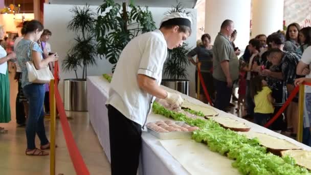 Гигантский сэндвич в кулинарном шоу — стоковое видео