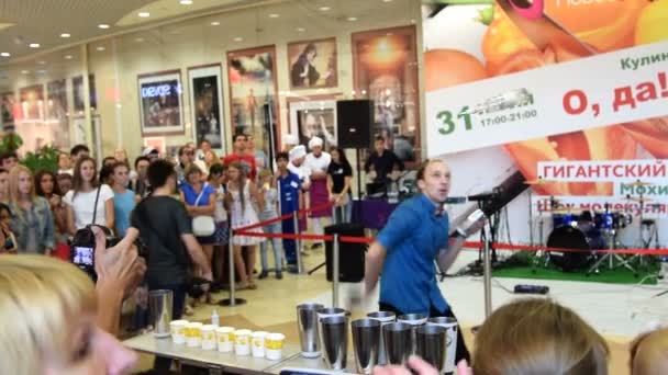 Barman presteert op Food show — Stockvideo